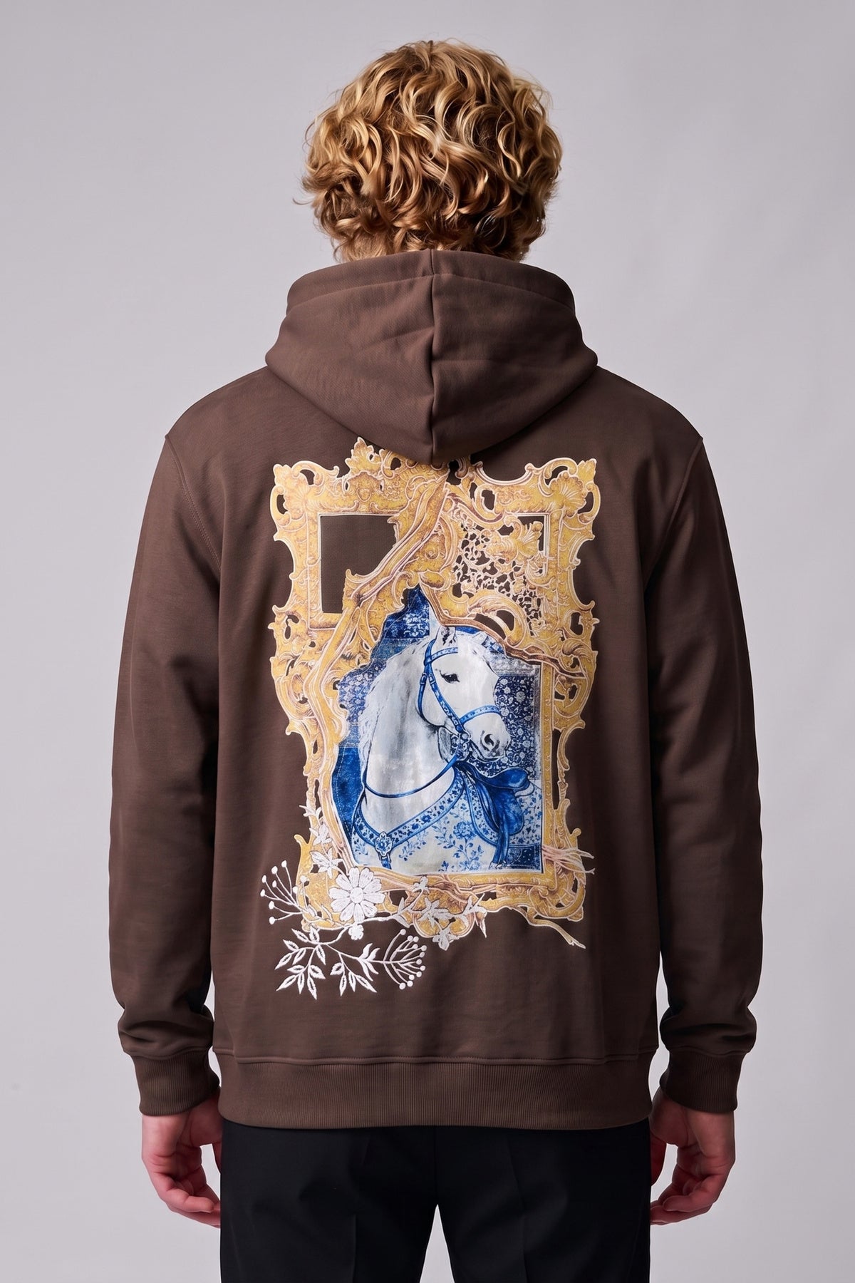 Atın Asaleti Erkek Nakış Kadife ve Kabartma Baskılı Şardonlu Kapüşonlu Sweatshirt - kahverengi